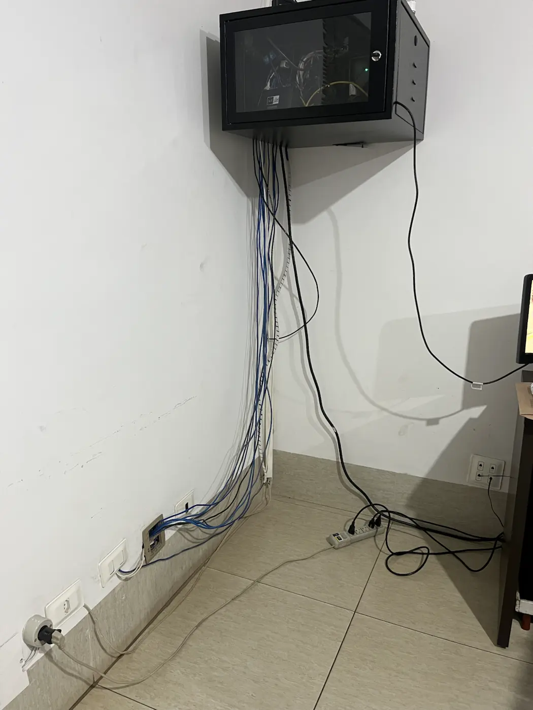 Parede da Pneucam com cabos de rede aparentes e sem organização